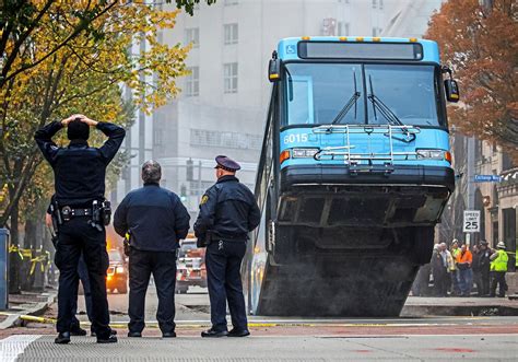 Downtown Pittsburgh sinkhole that ate a bus is finally repaired | Pittsburgh Post-Gazette