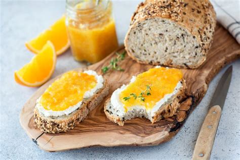 Desayuno Saludable Tostada Con Ricotta Y Mermelada Naranja Foto De Archivo Imagen De Comida