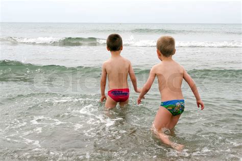 To børn der leger på stranden Stock foto Colourbox