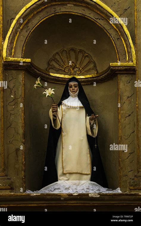 La Estatua De Una Monja Monasterio De Santa Catalina El Convento El