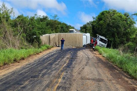 Cacul Ba Motorista Perde O Controle E Tomba Carreta Na Ba