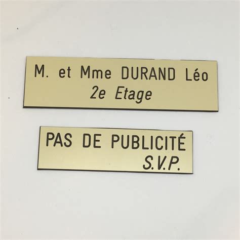 Plaque spéciale boîte aux lettres fond beige texte gravé blanc