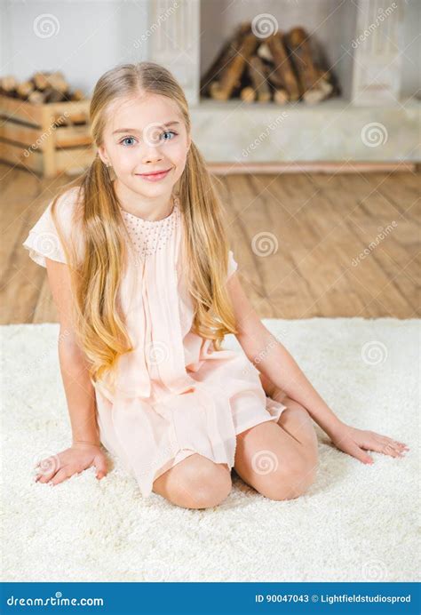 Petite Fille Mignonne Image Stock Image Du Assez Pose