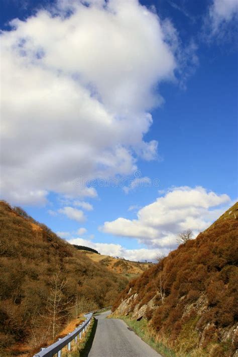 Ventos Estreitos Da Estrada Da Passagem De Montanha Da Escalada