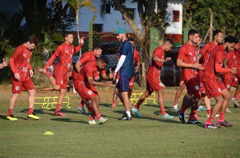 De olho no Santo André Lusa realiza treino de ataque contra defesa