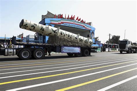 Irán presenta un nuevo misil balístico de precisión en un desfile militar