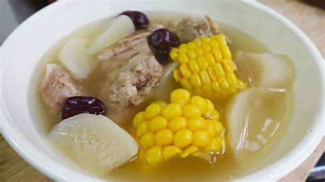 白萝卜排骨汤营养又美味口感清甜排骨软烂入味玉米香甜White radish with pork ribs soup