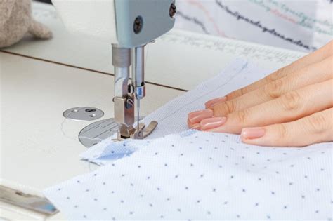 Manos Femeninas De Un Maestro Sastre En El Trabajo Una Aguja De M Quina