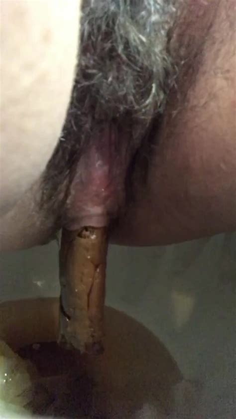 Hairy pussy MILF squeezes out thick solid shit log ThisVid En español