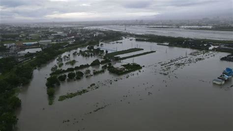 豪雨襲宜蘭！怕溪水倒灌沒關閘門？宜蘭員山七賢村一片汪海