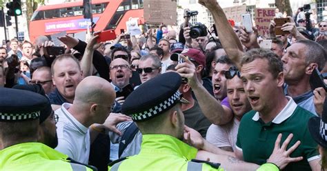 Hundreds of Tommy Robinson supporters at gates of Downing Street to ...