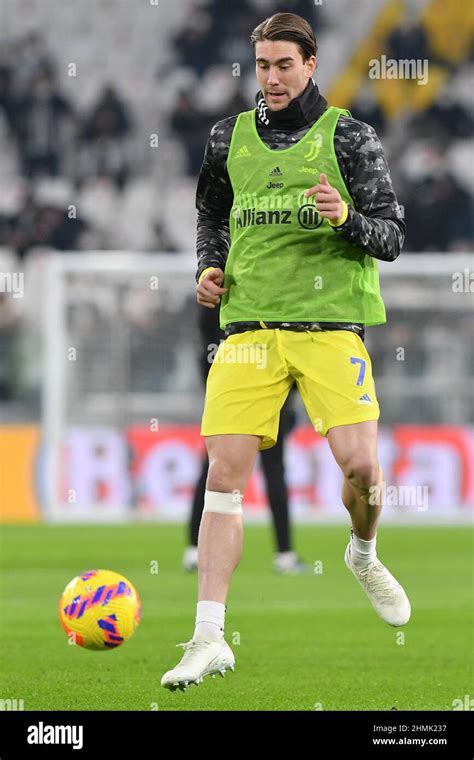 Dusan Vlahovic De Juventus Fc Se Réchauffe Lors Du Match Coppa Italia