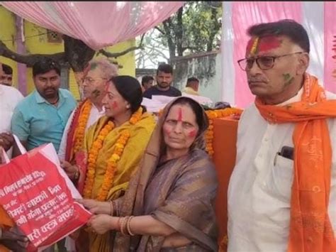 Holi Milan Ceremony Organized In Prayagraj Former Mla Including Abir Gulal Congratulated Each