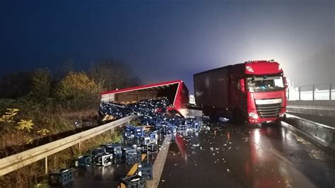 Umgestürzter LKW Anhänger Vollsperrung nach Unfall auf B49 in Solms