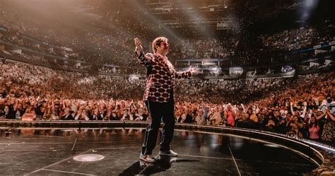 Elton John faz último show de sua turnê de despedida veja vídeos