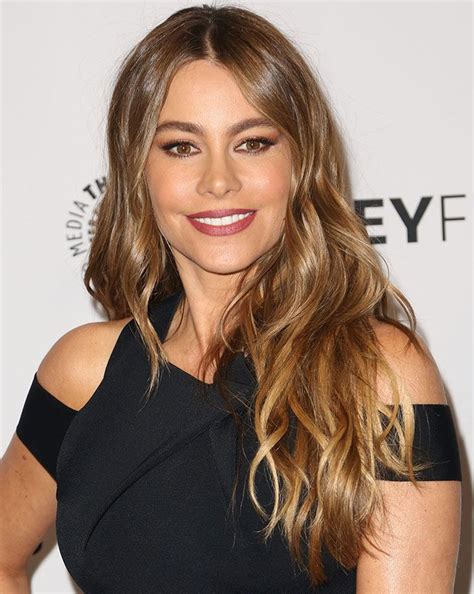 Sofia Vergara S Red Lipstick And Long Blonde Wavy Hair Sofia Vergara Style Sofia Vergara Hot