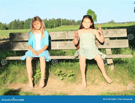 Petits Enfants Filles S Asseyant Sur Un Banc Photo Stock Image Du