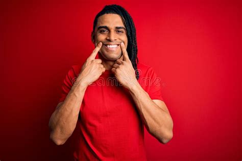 Joven Y Guapo Afroamericano Africano Con Rastas Usando Camiseta Roja