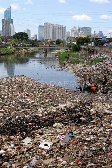 Volume Sampah Naik Antara Foto