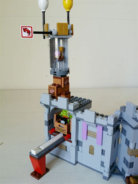 REVIEW: LEGO Angry Birds King Pig's Castle | The Test Pit