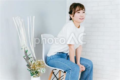 部屋で椅子に座るデニム姿の日本人女性 No 25285970｜写真素材なら「写真ac」無料（フリー）ダウンロードok