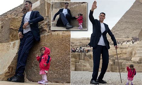 The Worlds Tallest Man Meets The Worlds Shortest Woman Daily Mail