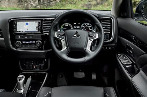 Mitsubishi Outlander Interior & Infotainment | carwow