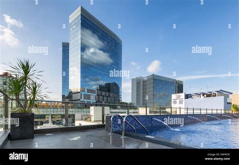 Rooftop swimming pool hi-res stock photography and images - Alamy