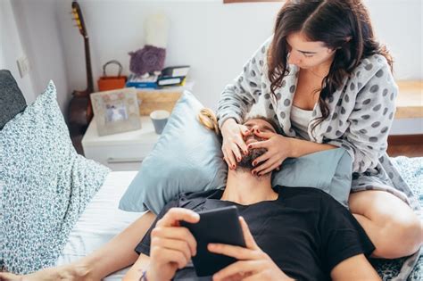 Jovem Casal Feliz Lindo Apaixonado Deitada Na Cama Abra Ando Usando