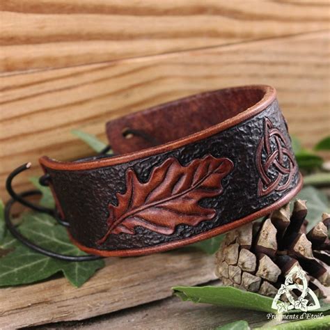 Bracelet médiéval en cuir orné d une Triquetra et de feuilles de chêne