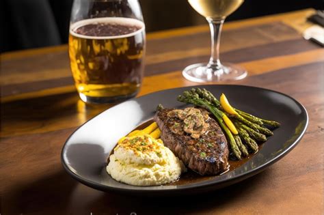 Chuletón a la parrilla con puré de patatas y espárragos y copa de vino