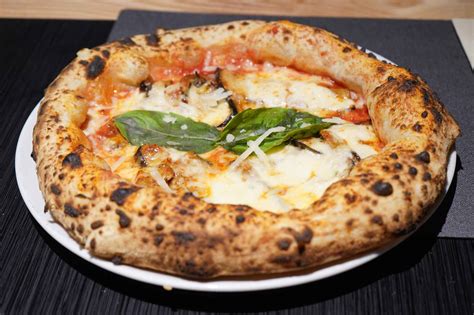 Pizza Con Parmigiana Di Melanzane Ottima Quella Di Lioniello