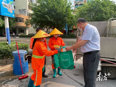 “五一”送清凉，阳江农行为户外劳动者提供暖心服务员工充电饮用水