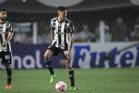 Brasileir O Atl Tico Mg Aproveita Erros Do Santos E Vence Na Vila