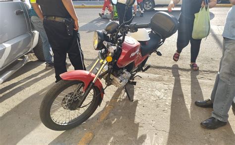 Con probables fracturas queda motociclista tras choque en Mazatlán