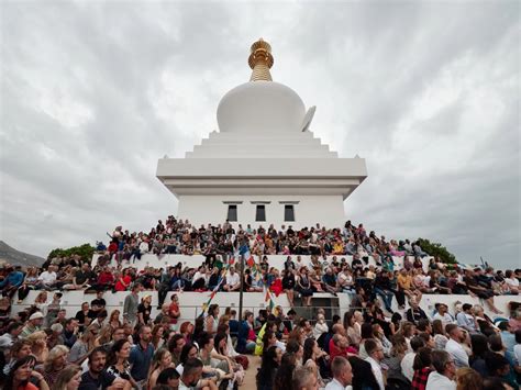 Karmapa Donne Des Enseignements Sur Le Dharma Et Transmet Trois