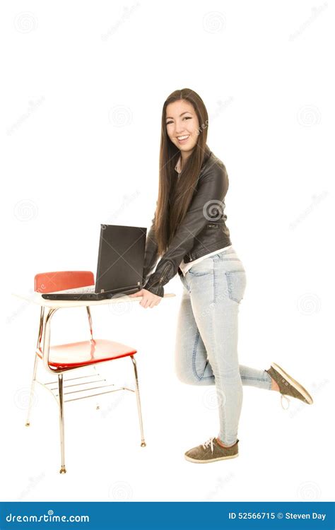 Adolescente Lindo Que Hace Una Pausa Un Escritorio Con Un Ordenador