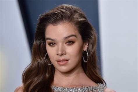 Hailee Steinfeld To Voice Vi In Netflixs League Of Legends Series