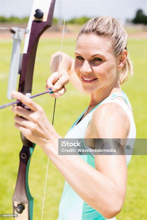 행복 한 여자 선수 양궁 연습 양궁에 대한 스톡 사진 및 기타 이미지 양궁 30 39세 35 39세 Istock