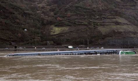 Naufraga Un Barco Cisterna Que Transportaba Cido Sulf Rico En El Rhin