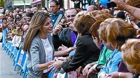 Letizia Se Da Un Ba O De Multitudes En Un Acto En Su Asturias Natal