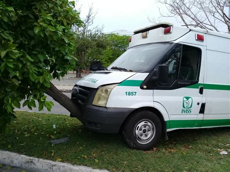 Ambulancia Del Imss Choca Contra Un Rbol Desde El Balcon