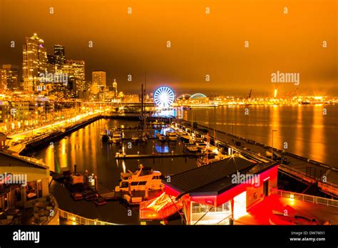 Seattle waterfront nightscape Stock Photo - Alamy