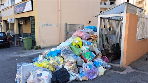 Reggio Calabria Emergenza Rifiuti A Modena Strada Completamente