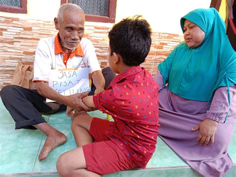 SharingHappiness Bantu Lansia Tunanetra Sebatang Kara Hidup Lebih Layak