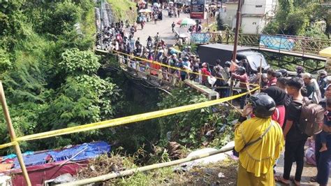 Korban Tewas Kecelakaan Bus Rombongan Tangerang Di Wisata Guci Tegal