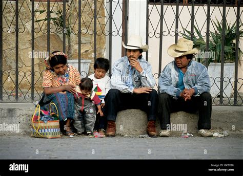 Guatemaltekische Familie Mit Zwei Kindern Fotos Und Bildmaterial In