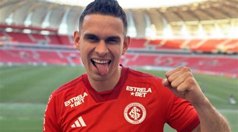 Rafael Borré é apresentado no Inter e celebra parceria inédita