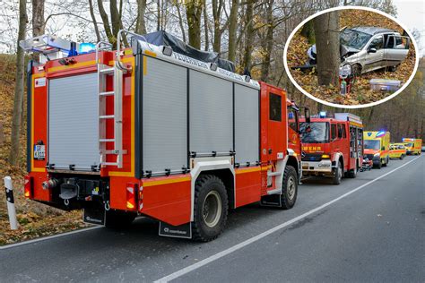 AUTO KRACHT FRONTAL GEGEN BAUM Blaulichtreport Zittau