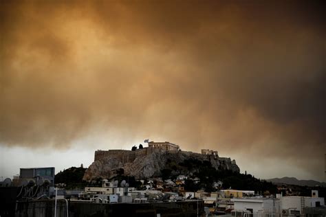 In Greece, Wildfires Kill Dozens in Deadliest Blaze in Years - The New York Times